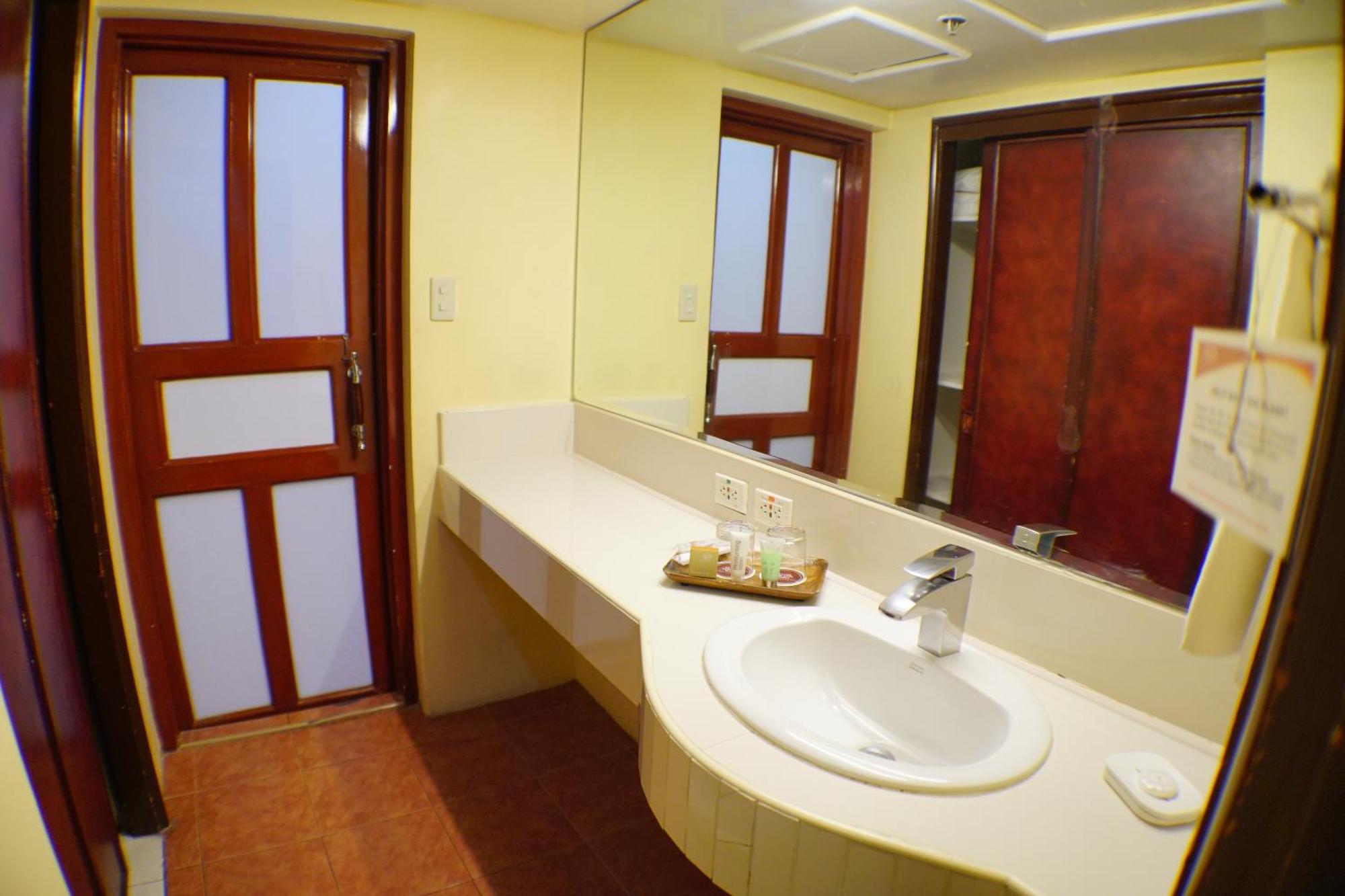 Bayview Park Hotel Манила Екстериор снимка
